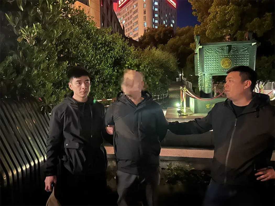 浙江老板收款破万后被封号，误以为年轻恋人浪漫操作