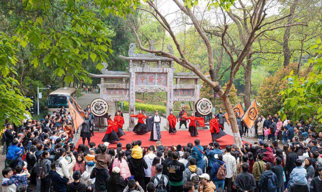 清明假期全国旅游市场火爆，短途游、周边游及本地游受青睐